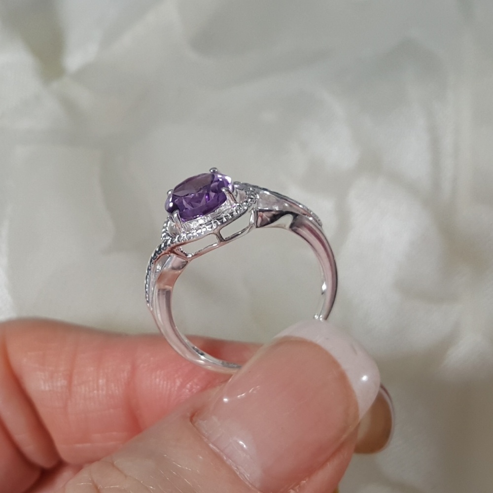 Pure Elegance in this Amethyst Oval - Picture 5 of 7
